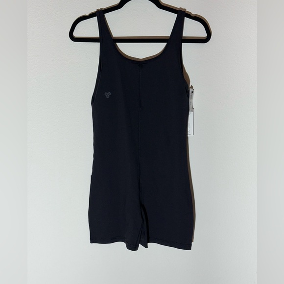 Aritzia TNALife Shake It Romper 5” NWT Size Medium - Picture 4 of 8